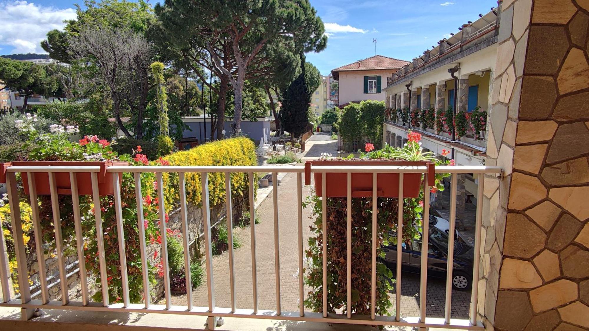 Casa Vacanze Valdese Vallecrosia Esterno foto